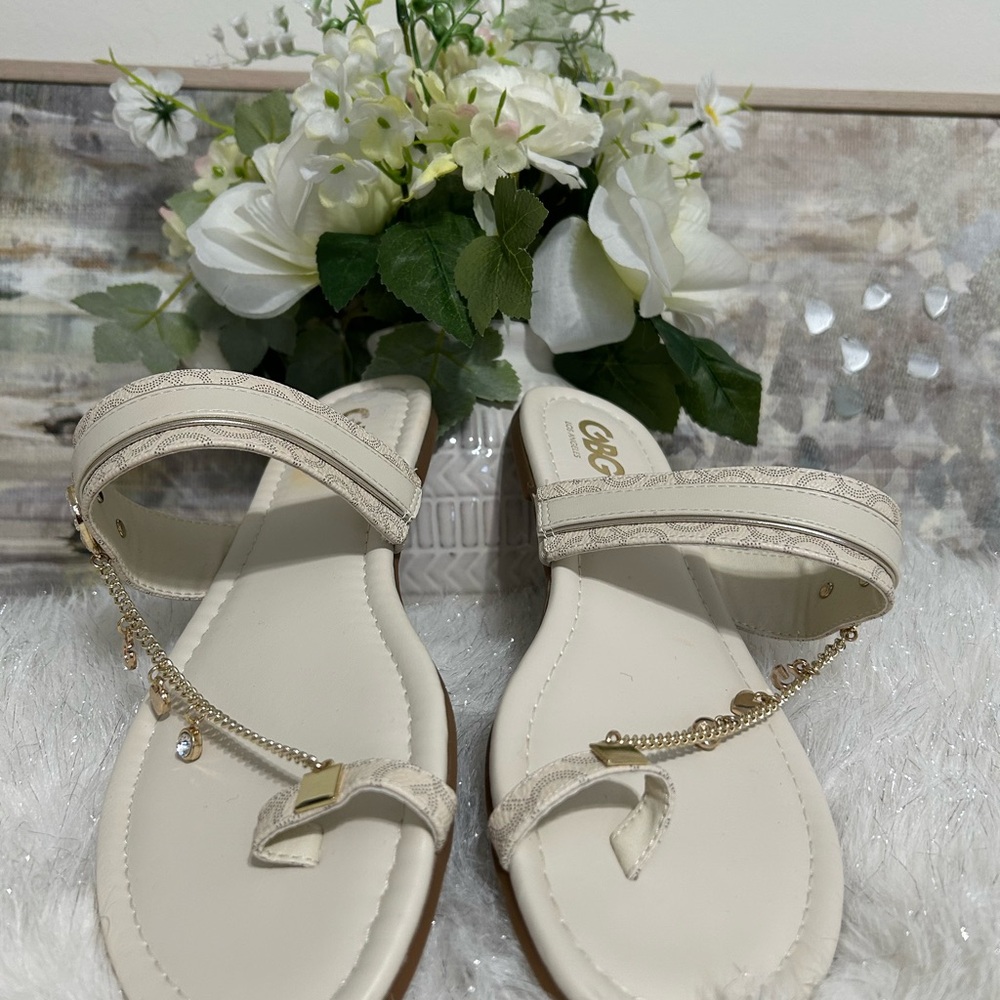 NWIT GBG Los Angeles Cream Sandals with Gold Chain Size 11